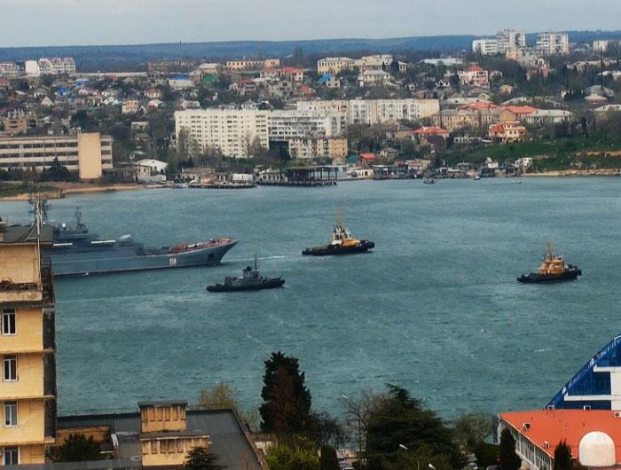 В Черном море сломался русский десантный корабль
